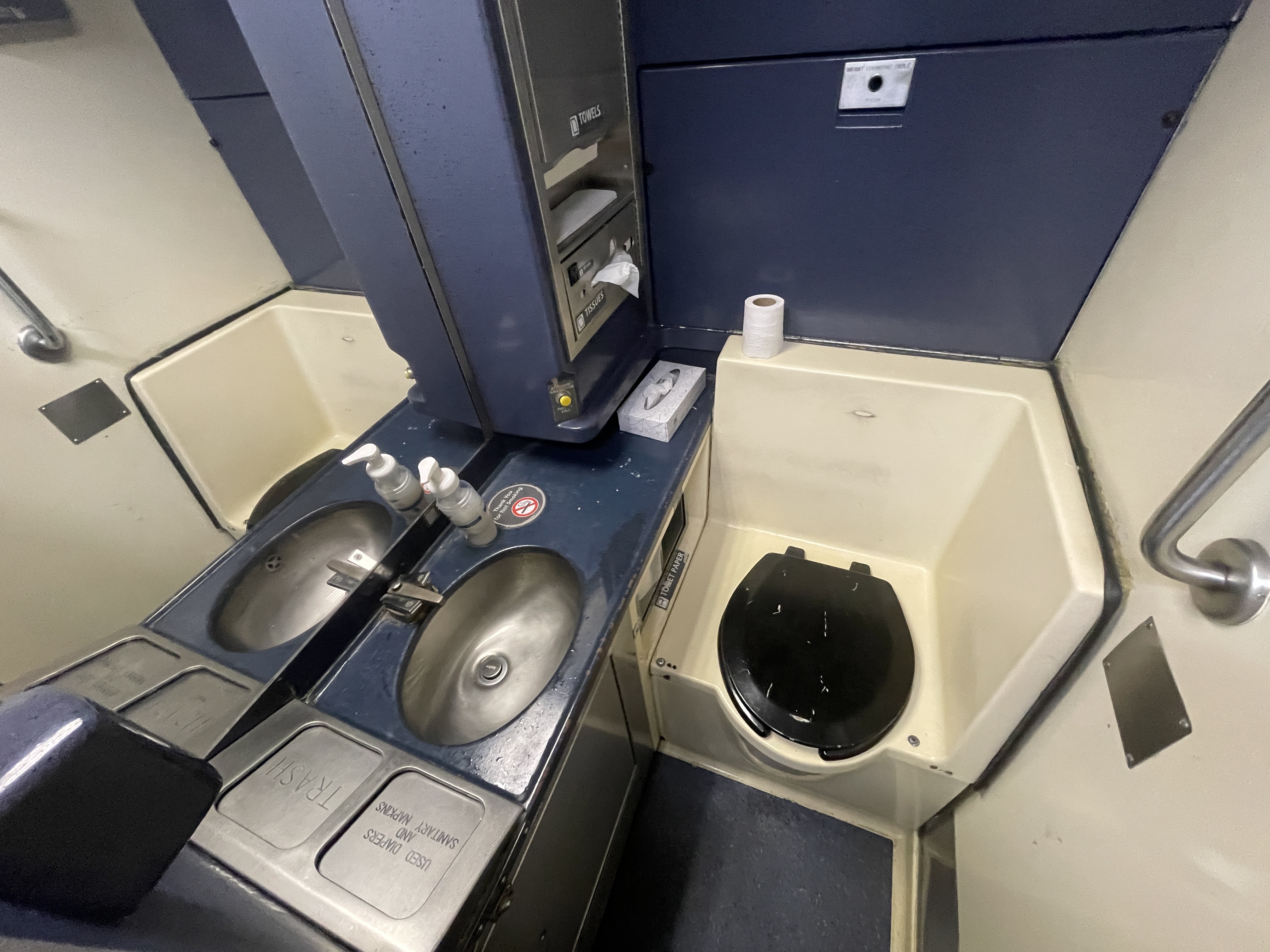 Submarine-look-like the minimalist Buthroom